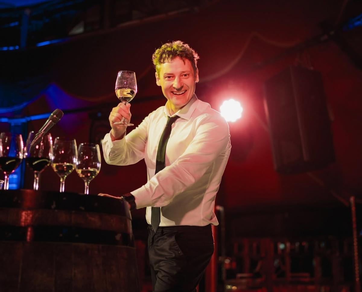 "An Idiot’s Guide to Wine" : une soirée stand-up et dégustation de vins